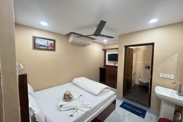 ZQ Guest House(new market dharmatala)